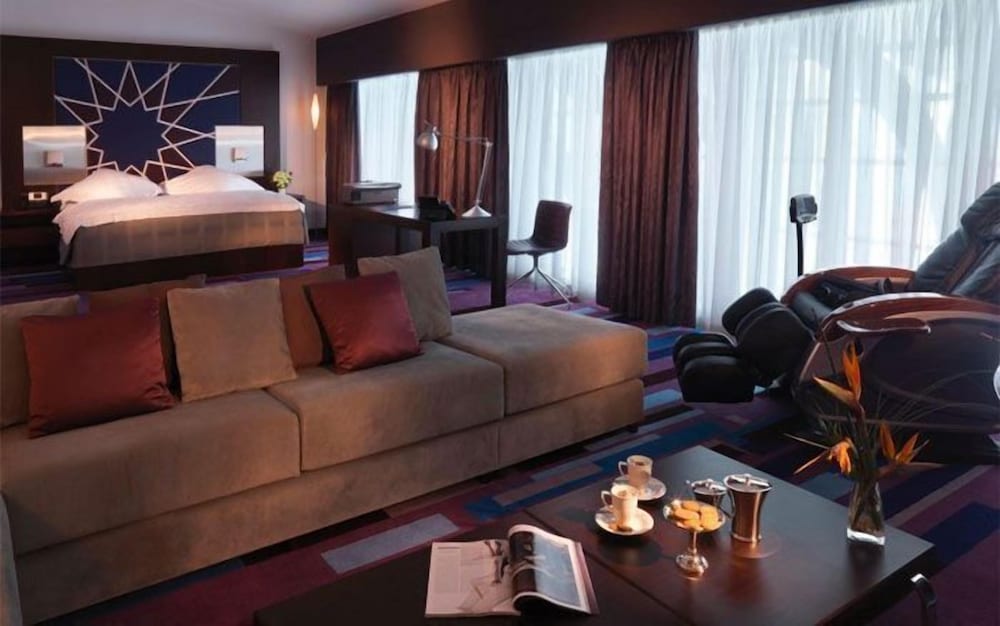 Junior Suite At Concourse B Near Gate B14 Or B22