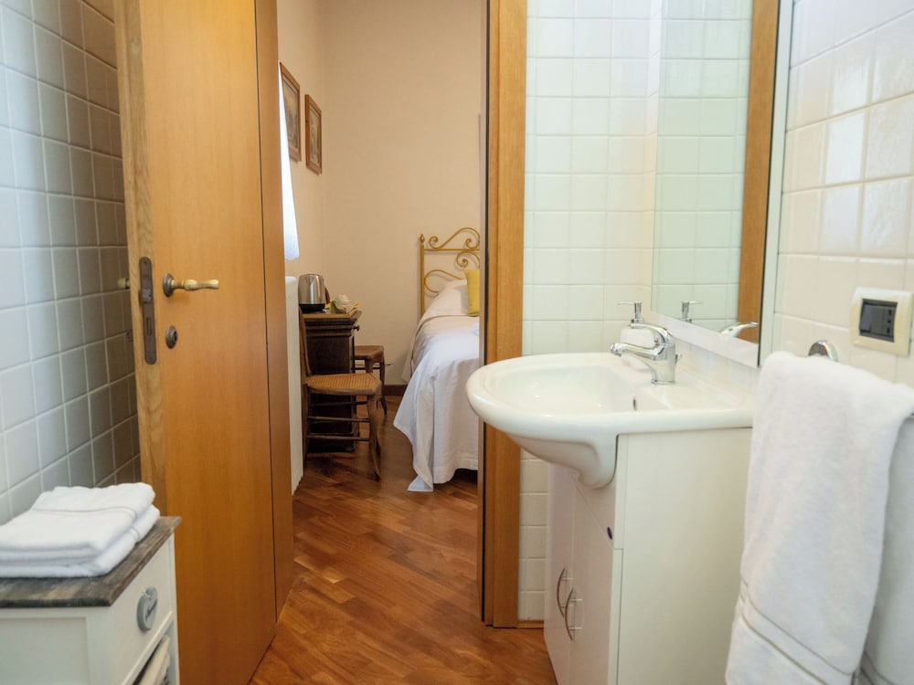 Basic Double Room, 1 Queen Bed, Non Smoking, Garden View photo 3