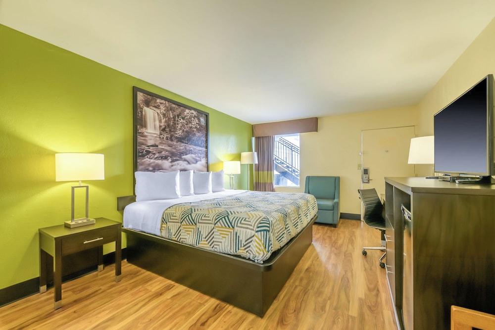Deluxe Room, 1 Queen Bed, Non Smoking, Refrigerator & Microwave photo 3
