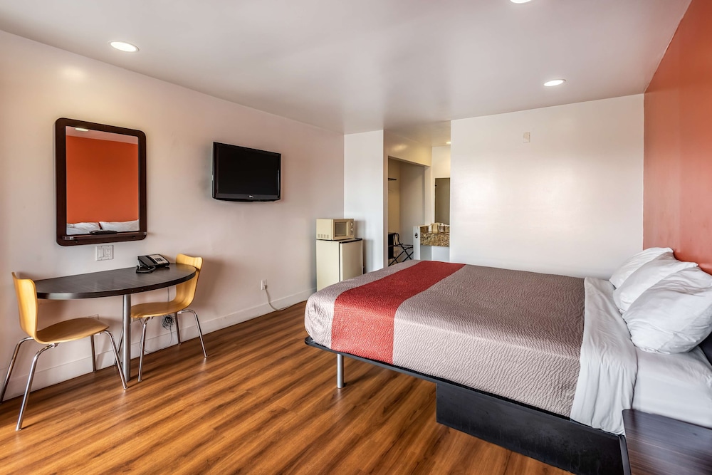 Deluxe Room, 1 Queen Bed, Non Smoking photo 2