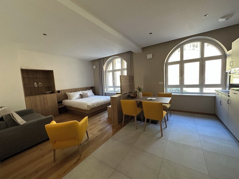 Classic Studio Suite, Hill View