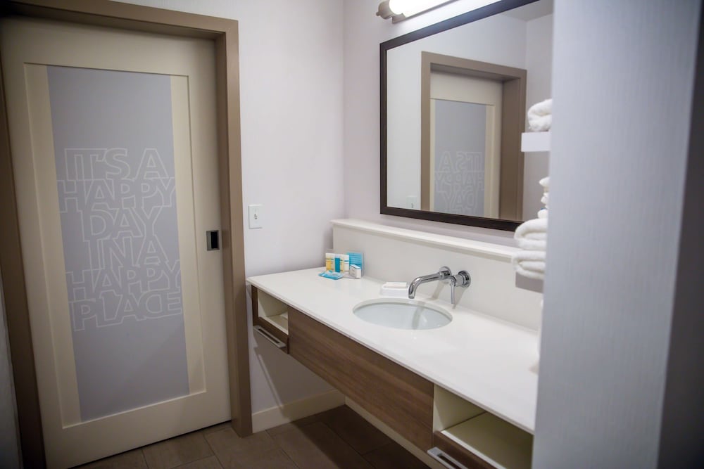 Room, 2 Queen Beds, Accessible, Bathtub photo 3