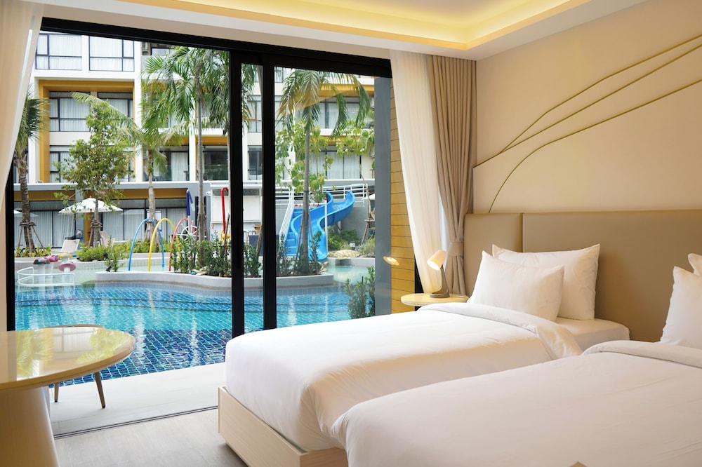 Deluxe Room, 1 King Bed, Pool Access