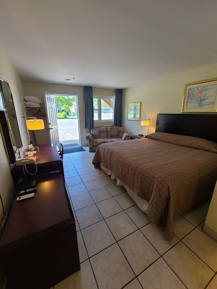 Room, 1 Queen Bed, Refrigerator & Microwave, Lake View photo 2