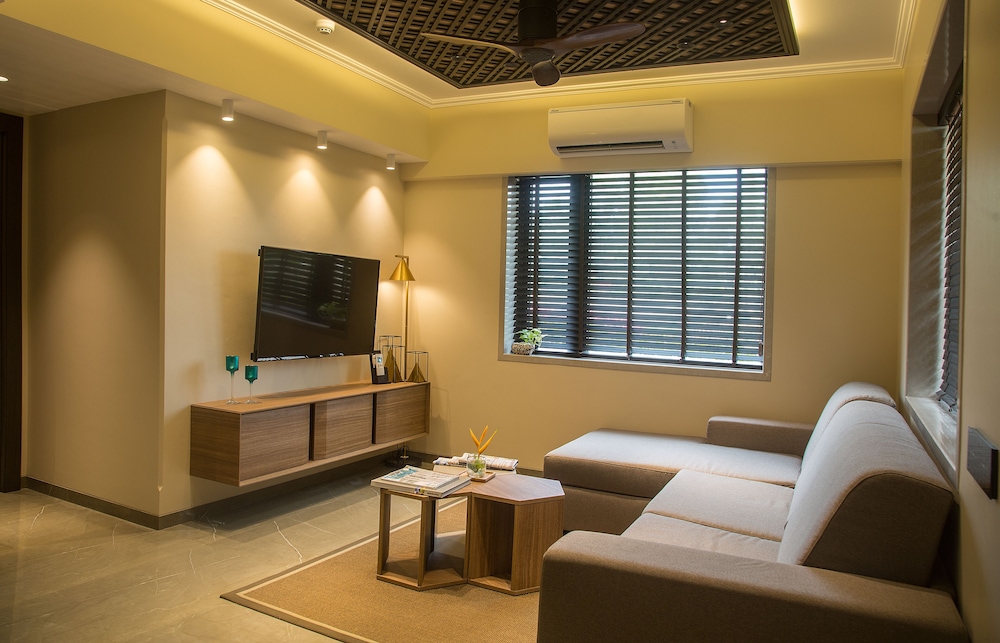 Lake View Suite - Photo 8