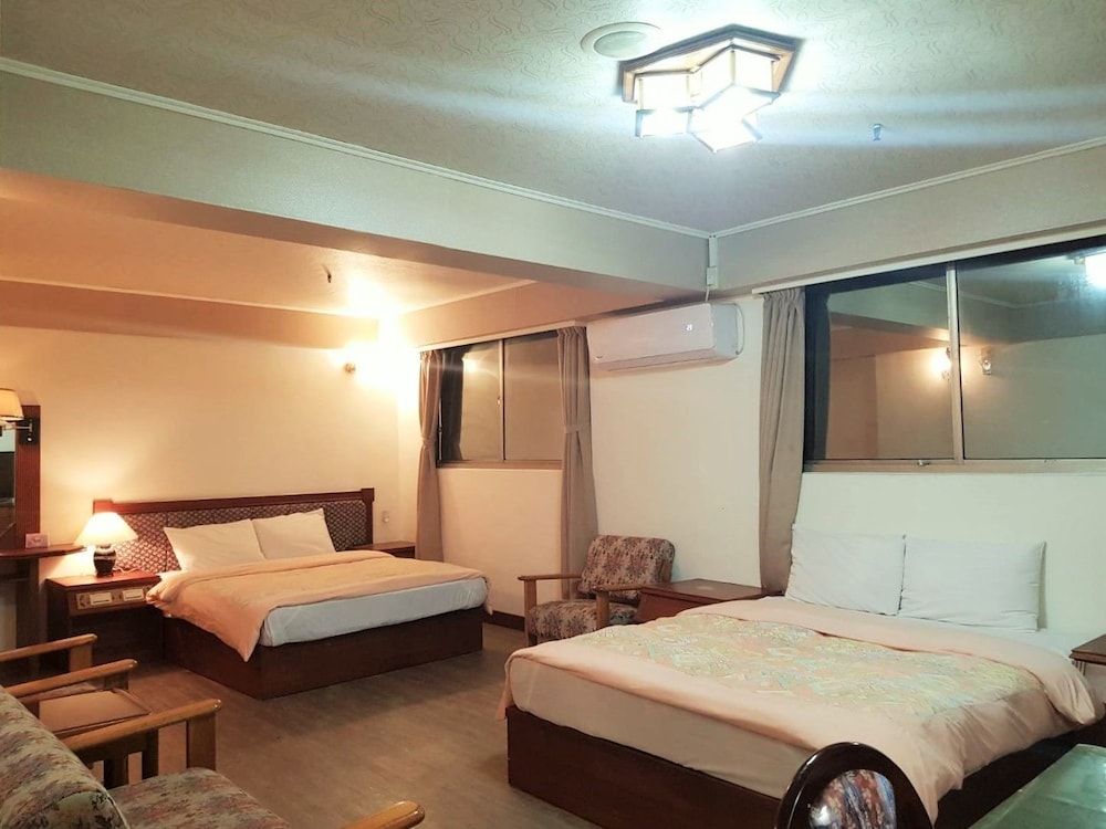 Family Quadruple Room, 2 Double Beds, City View photo 1