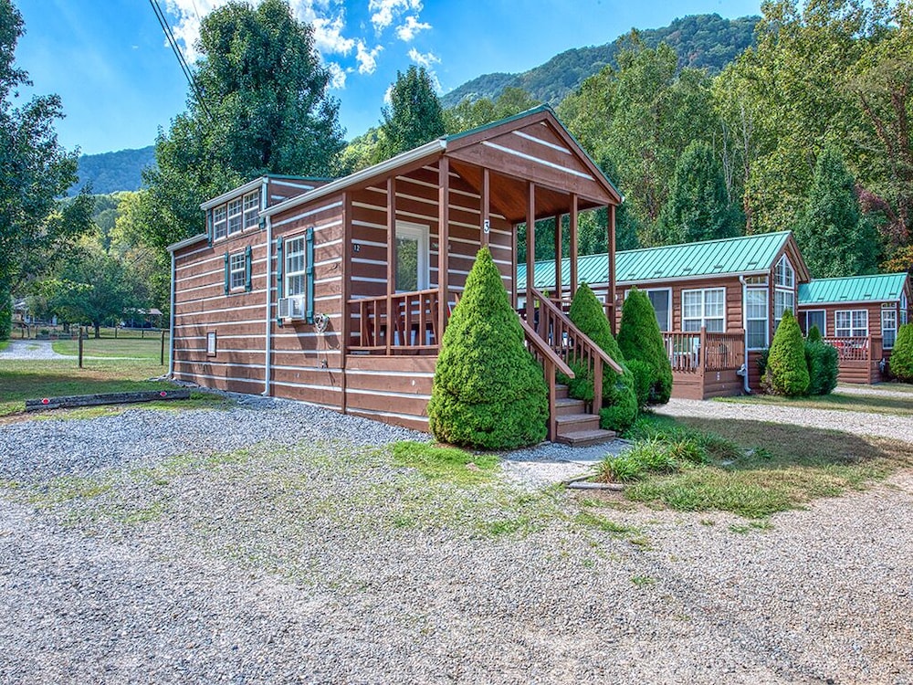 Panoramic Cabin, Private Bathroom, Mountain View (Thunder Road)
