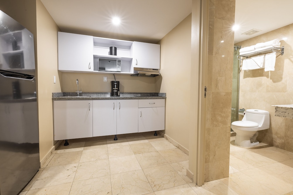 Room, 2 Queen Beds, Kitchenette, Garden View - Photo 2