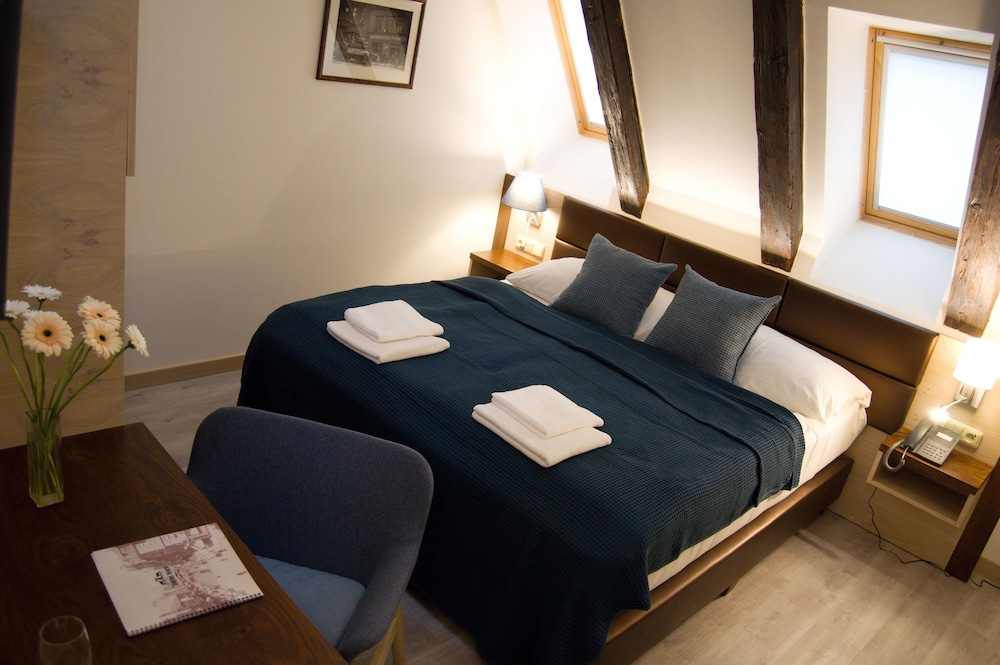 Standard Double or Twin Room - Photo 8