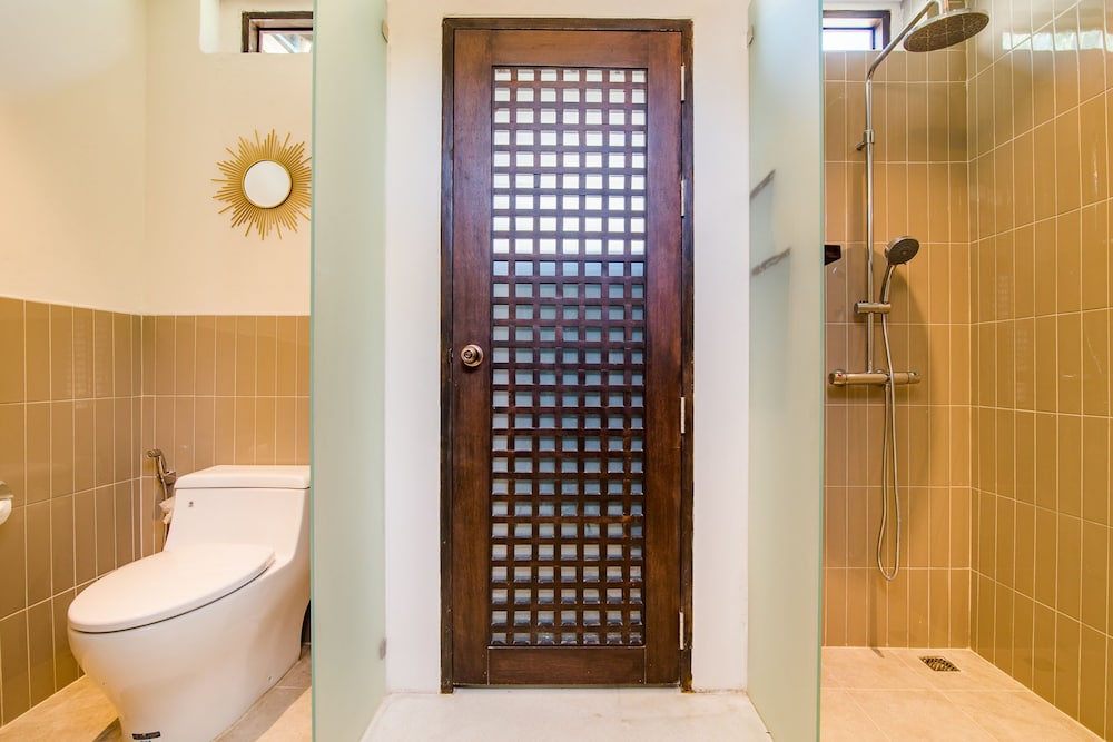 Two Bedroom Pool Suite - Photo 13