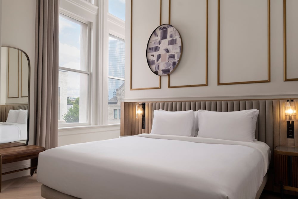 Suite, 1 King Bed thumbnail 5