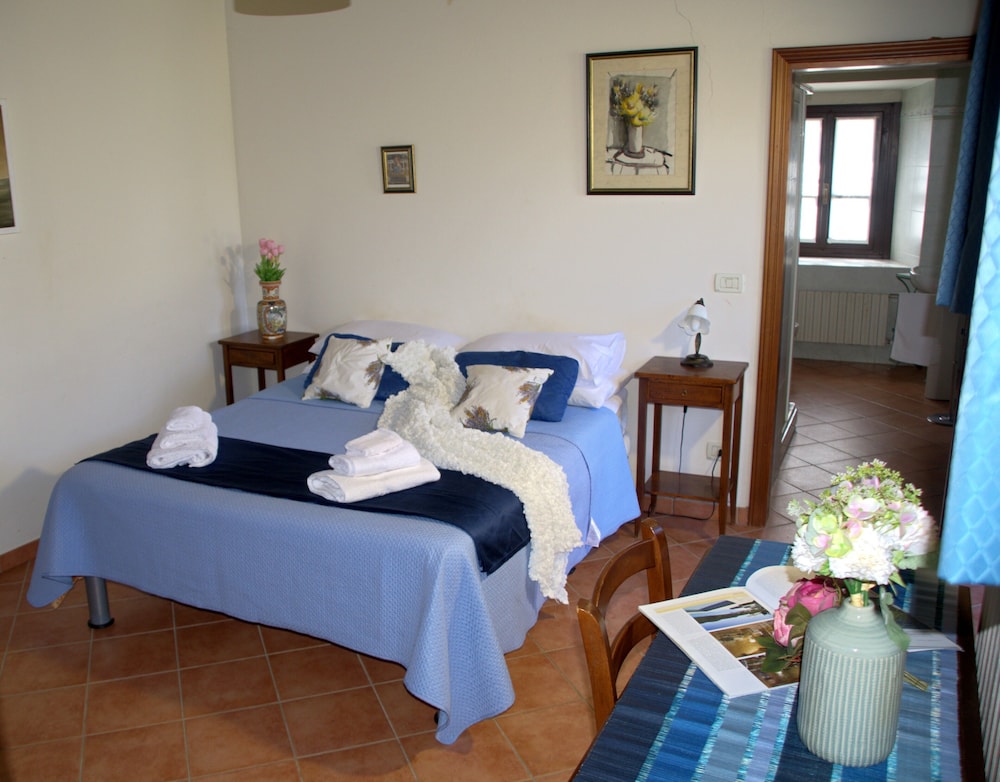 Economy Apartment, 1 King Bed, Patio, Garden View photo 1