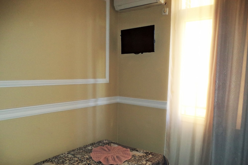 Standard Triple Room, Pool View photo 2