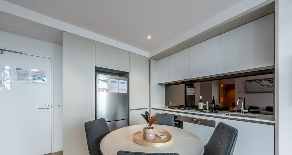 1 Bedroom Apartment Absolute Waterfront - Photo 3