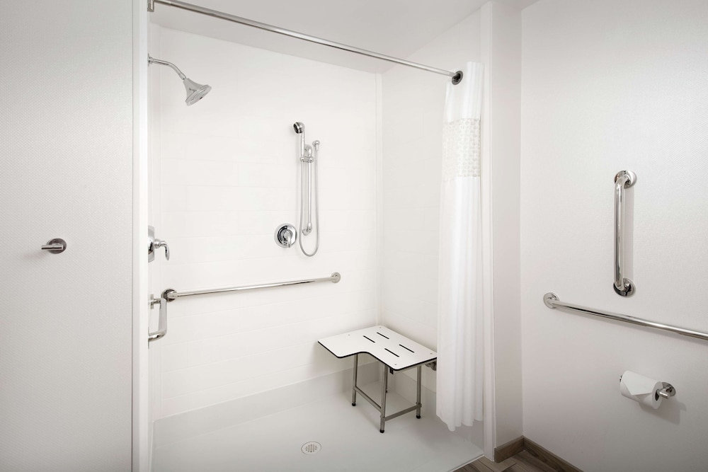 Room, 1 King Bed, Accessible, Non Smoking (Mobility & Hearing, Roll-in Shower) photo 3