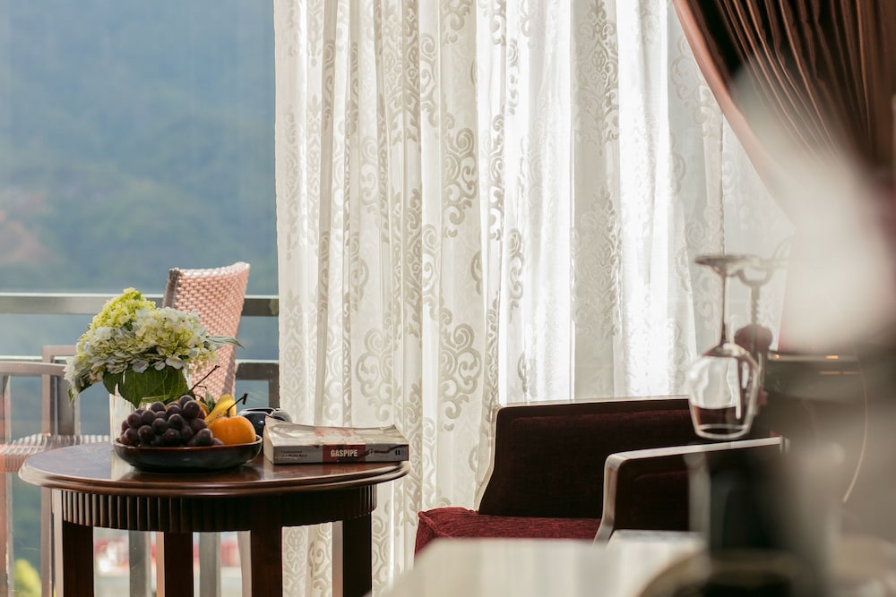 Executive Room with Balcony - Photo 2