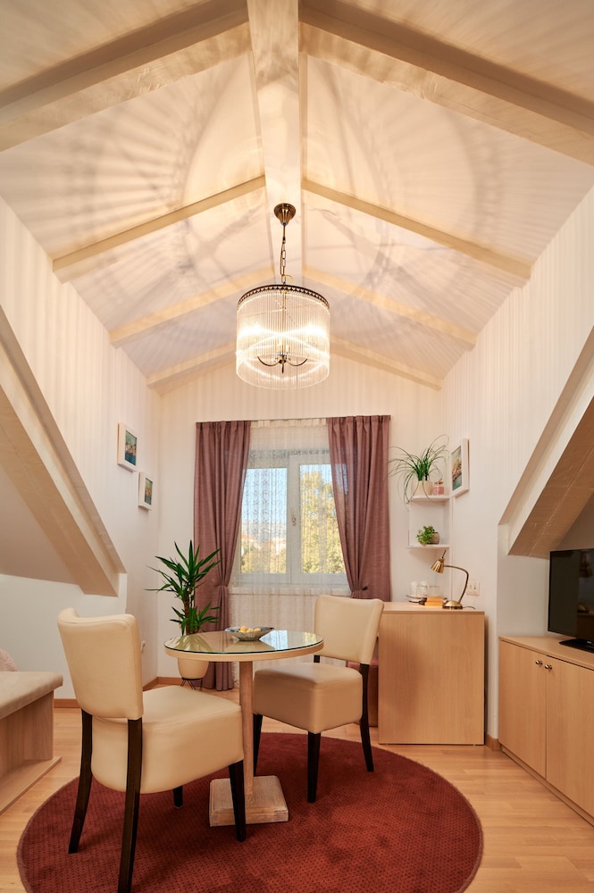 Deluxe Quadruple Room, City View photo 2