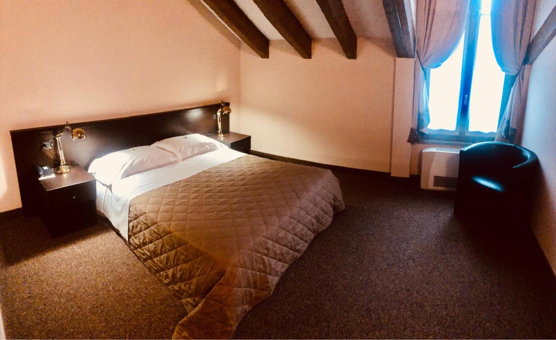 Large Double Room - Photo 31