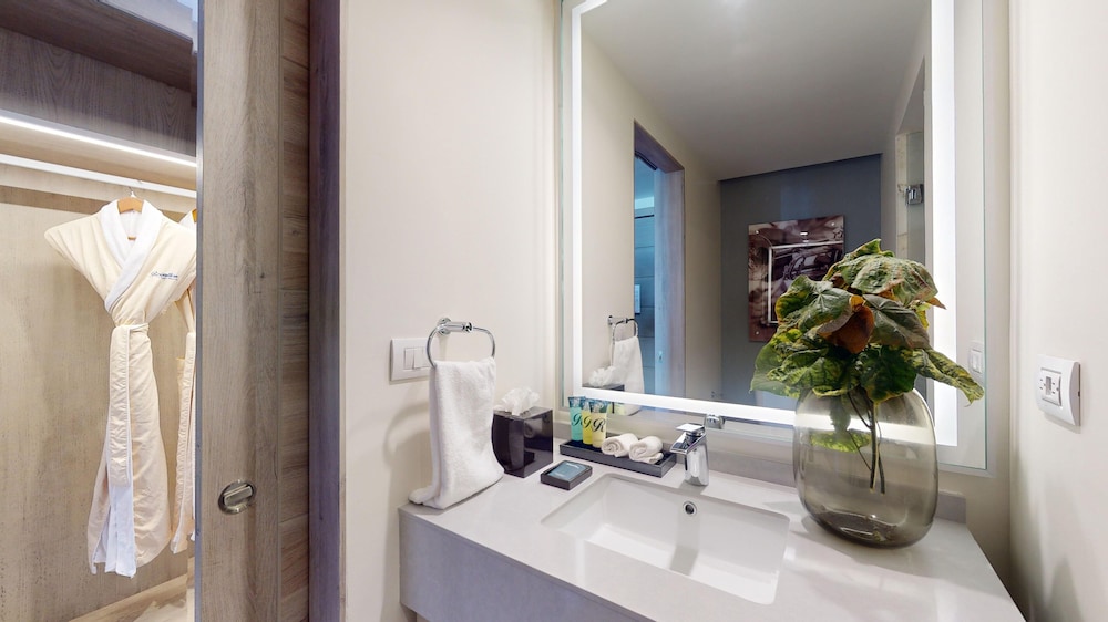 Luxury Presidential Beach Front Swim Out One Bedroom Suite Diamond Club