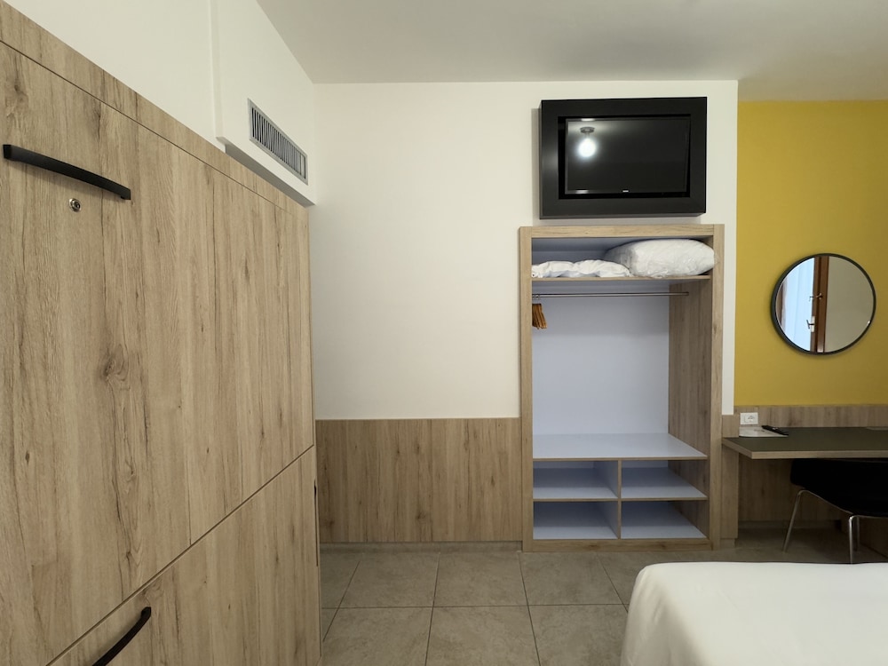 Comfort Quadruple Room, Accessible photo 2