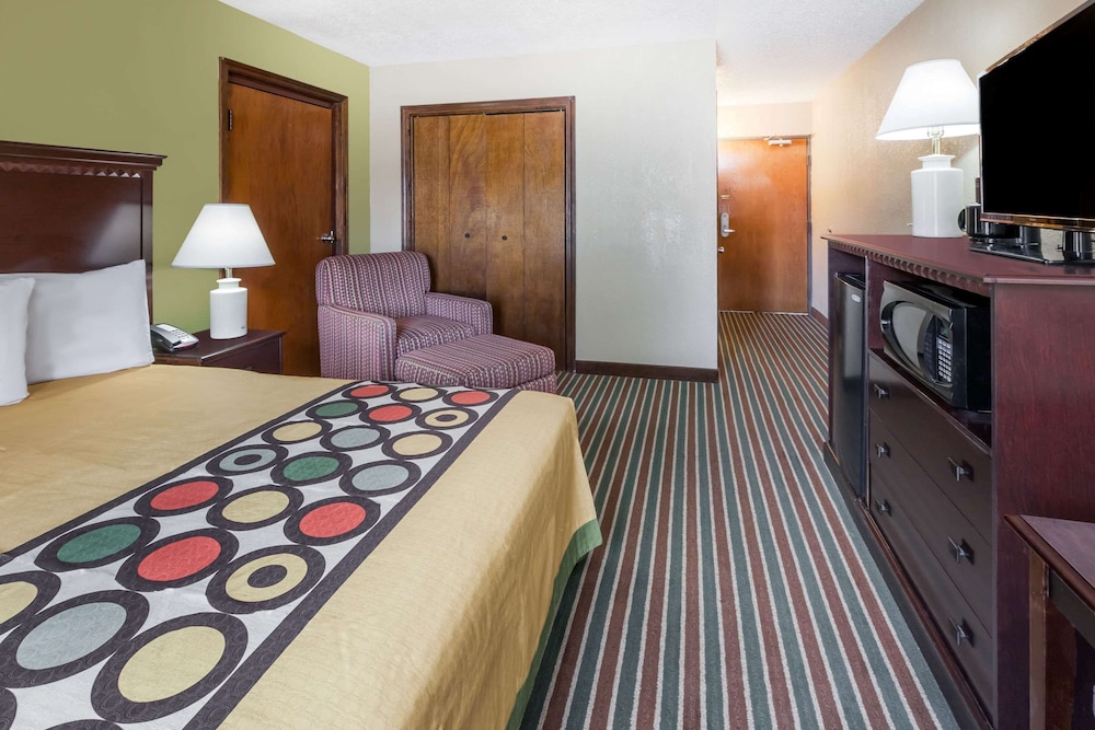 Room, 1 Queen Bed, Microwave - Photo 1