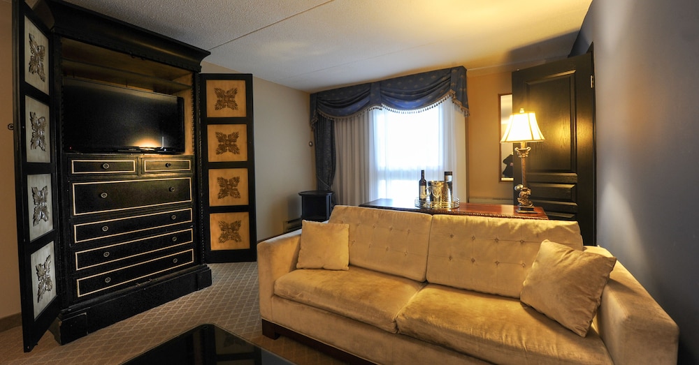 Luxury Suite, 1 King Bed, Jetted Tub - Photo 10