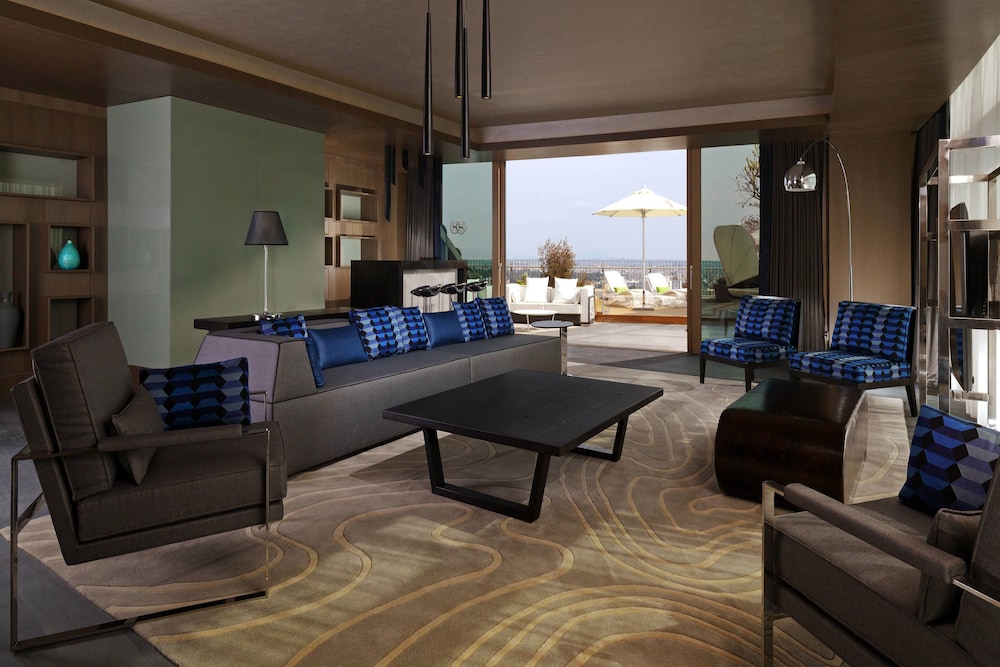 Club Suite, 1 King Bed, River View