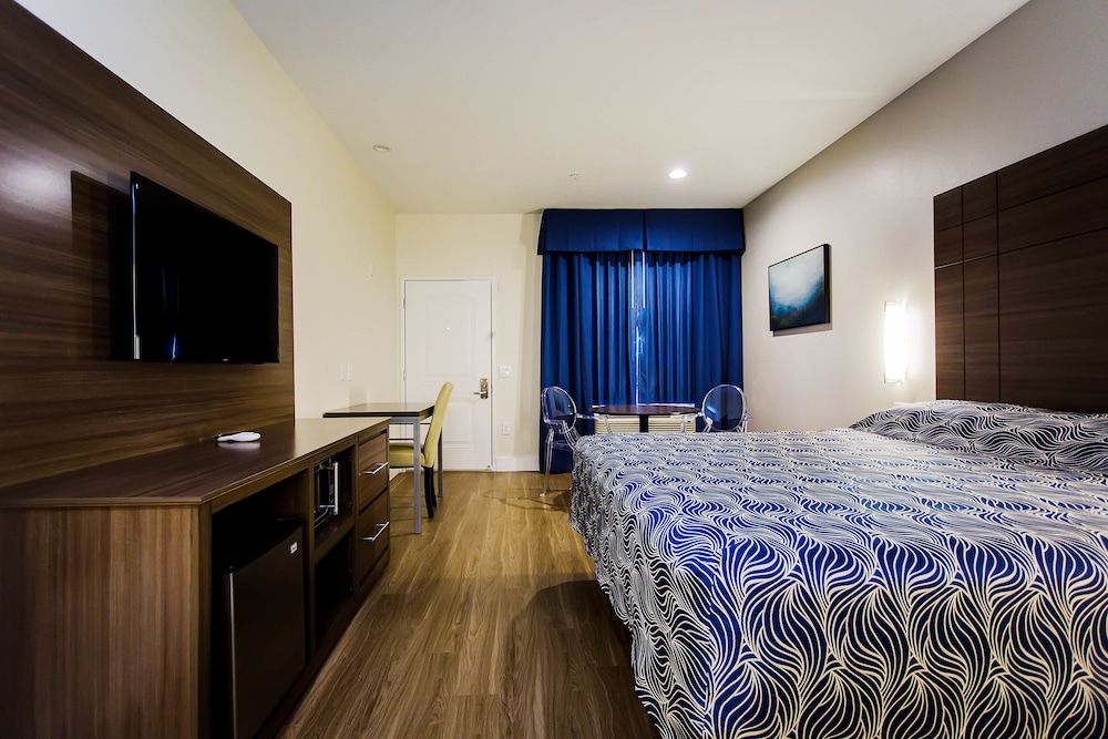 Deluxe Room, 1 King Bed, Refrigerator & Microwave