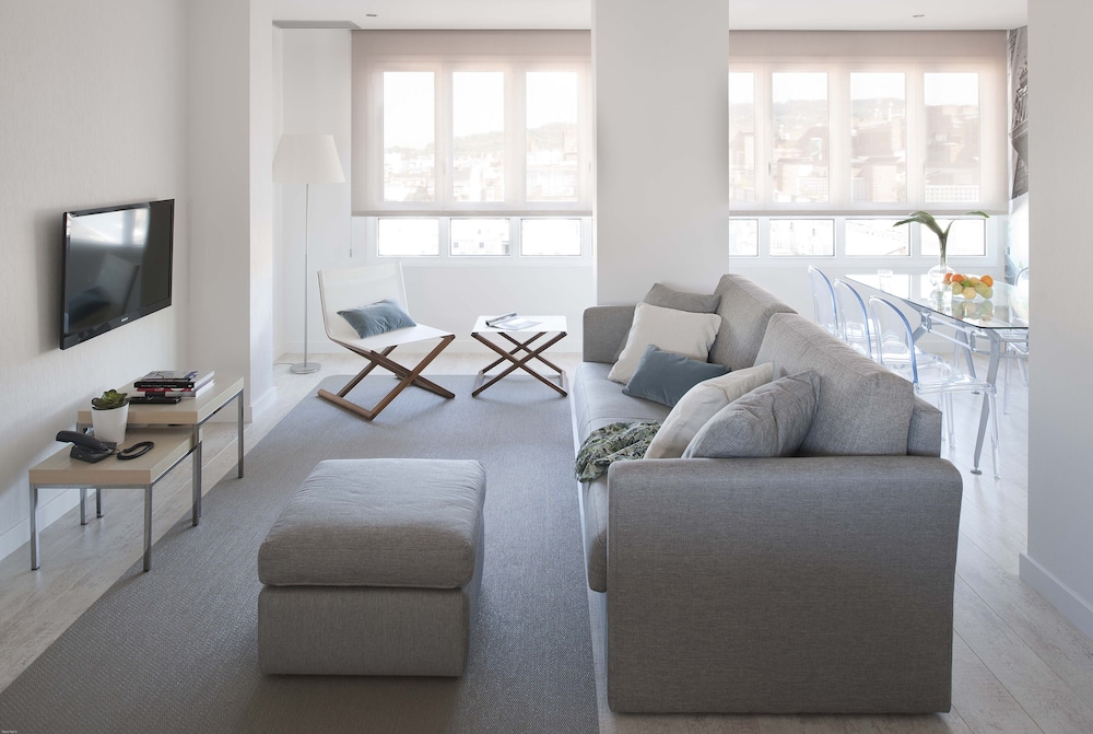 Penthouse, 3 Bedrooms, 2 Bathrooms