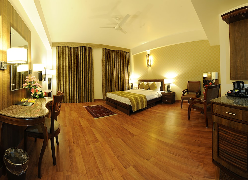 Superior Suite, 1 Queen Bed, Smoking photo 3