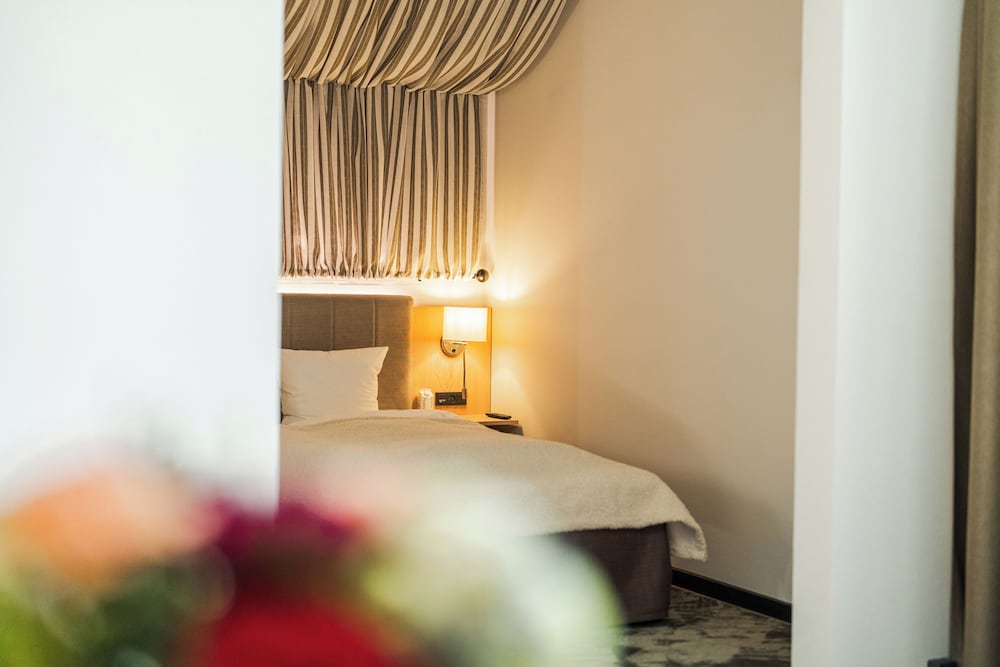 Suite, 1 King Bed - Photo 4