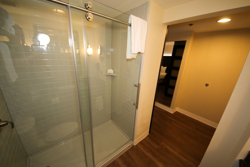 Sunset Tower, 2 Queen Beds - Photo 5