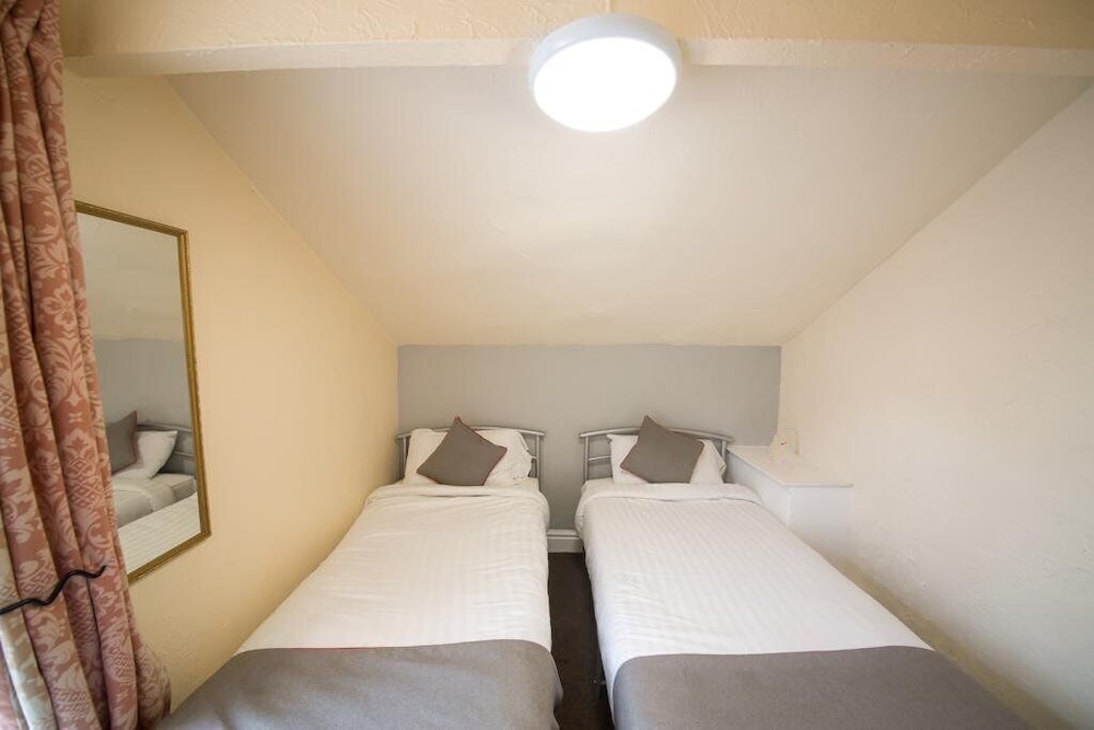 Standard Twin Room, Private Bathroom