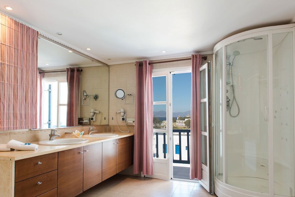 Suite - Photo 13