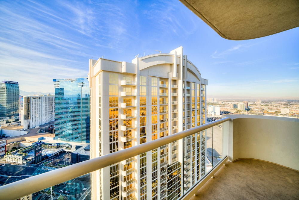 1BR Balcony Suite Strip View - Photo 37