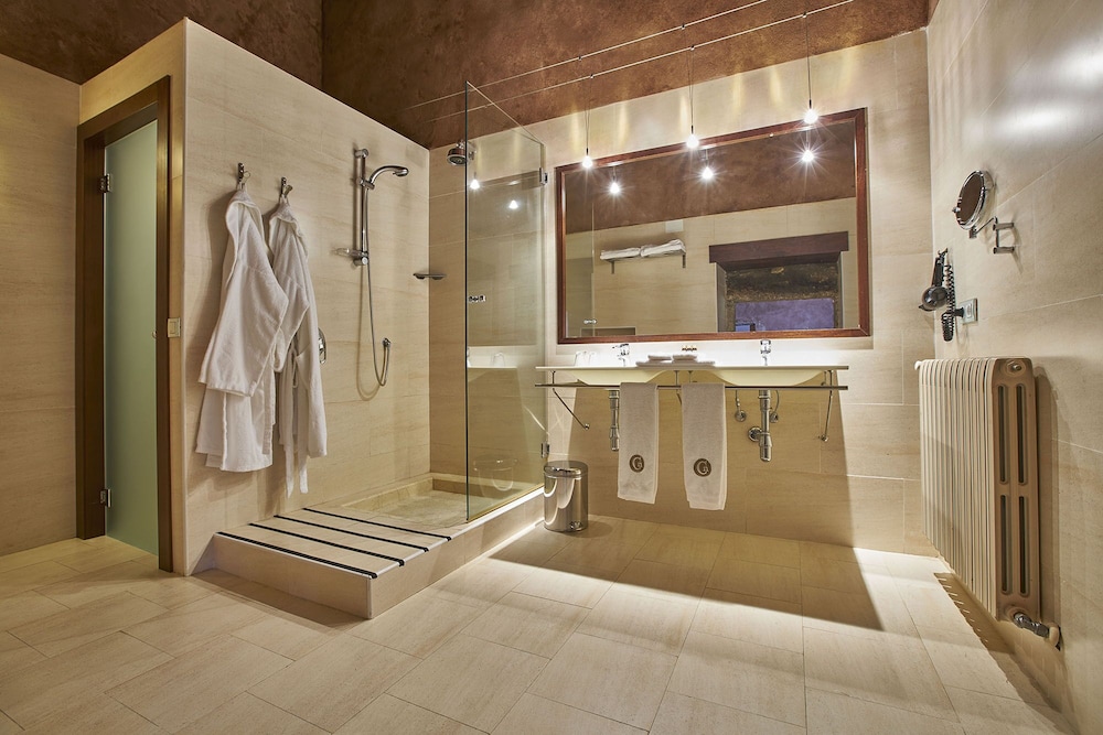 Deluxe Suite, 1 King Bed photo 3