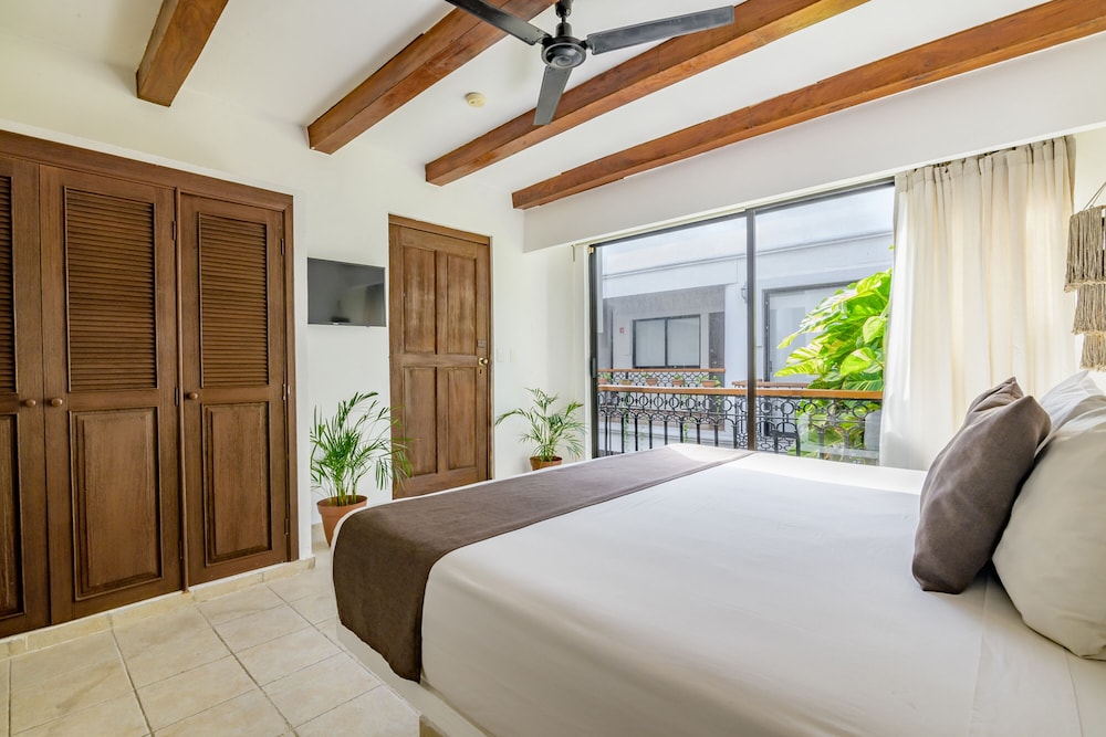 Deluxe King Room with Balcony and City Views - Photo 5