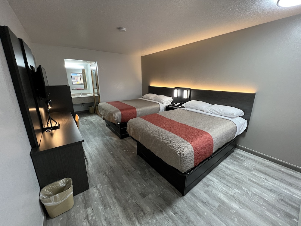Standard Room, 2 Double Beds, Non Smoking, Refrigerator & Microwave photo 2