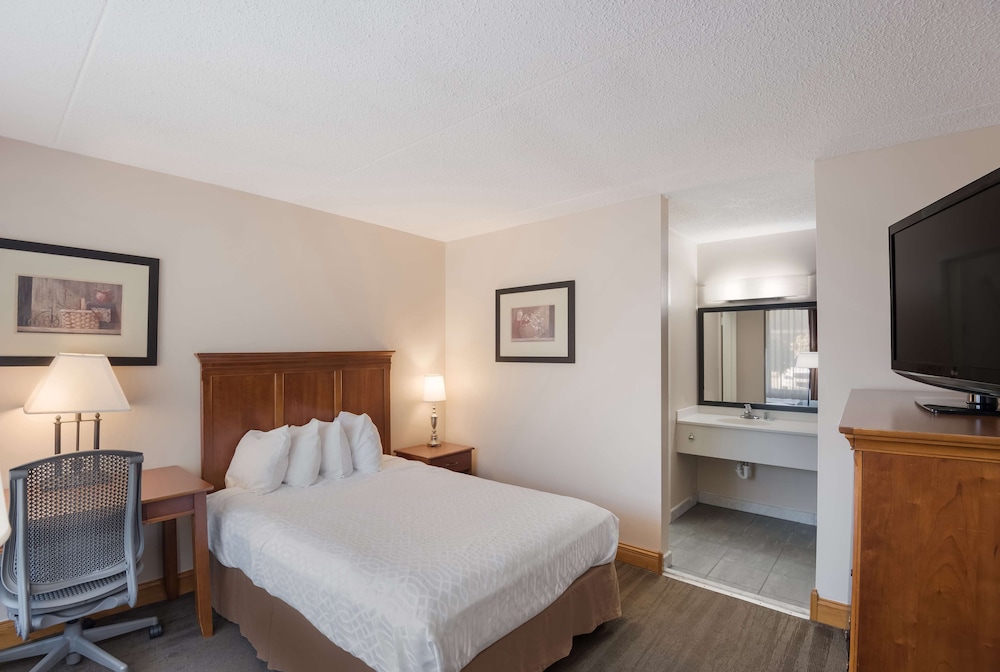 Standard Room, 1 Double Bed, Non Smoking, Refrigerator & Microwave (Pet Friendly) - Photo 1