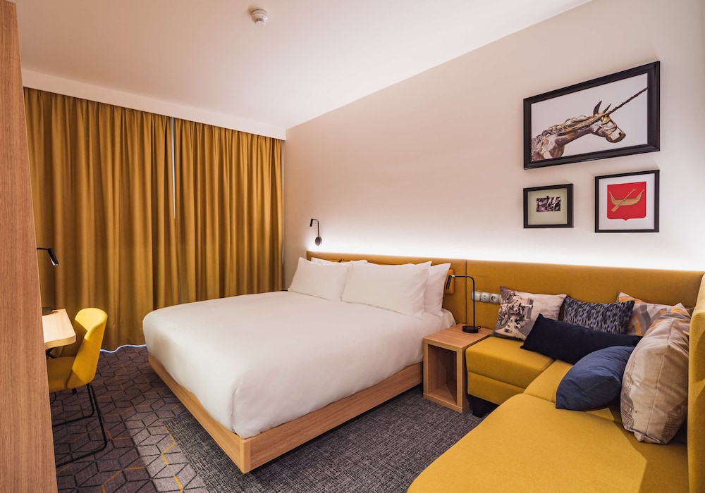 Room, 1 King Bed, City View - Photo 1