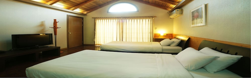 Standard Twin Room - Photo 8