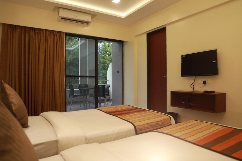 Deluxe Twin Room with Balcony - Photo 17