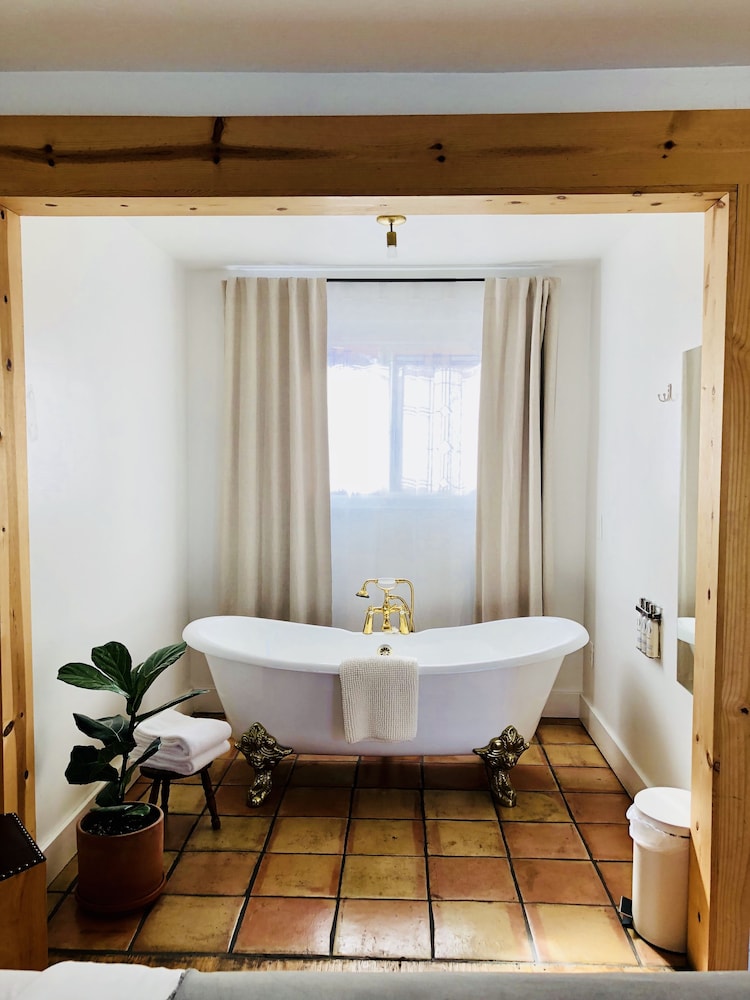Signature Single Room, 1 Queen Bed, Bathtub photo 3
