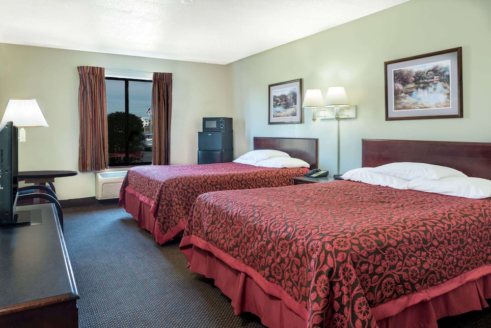 Room, 2 Queen Beds, Non Smoking - Photo 2
