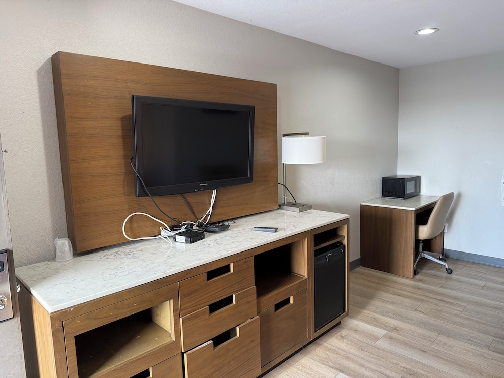 Suite, 1 Queen Bed, Non Smoking - Photo 2