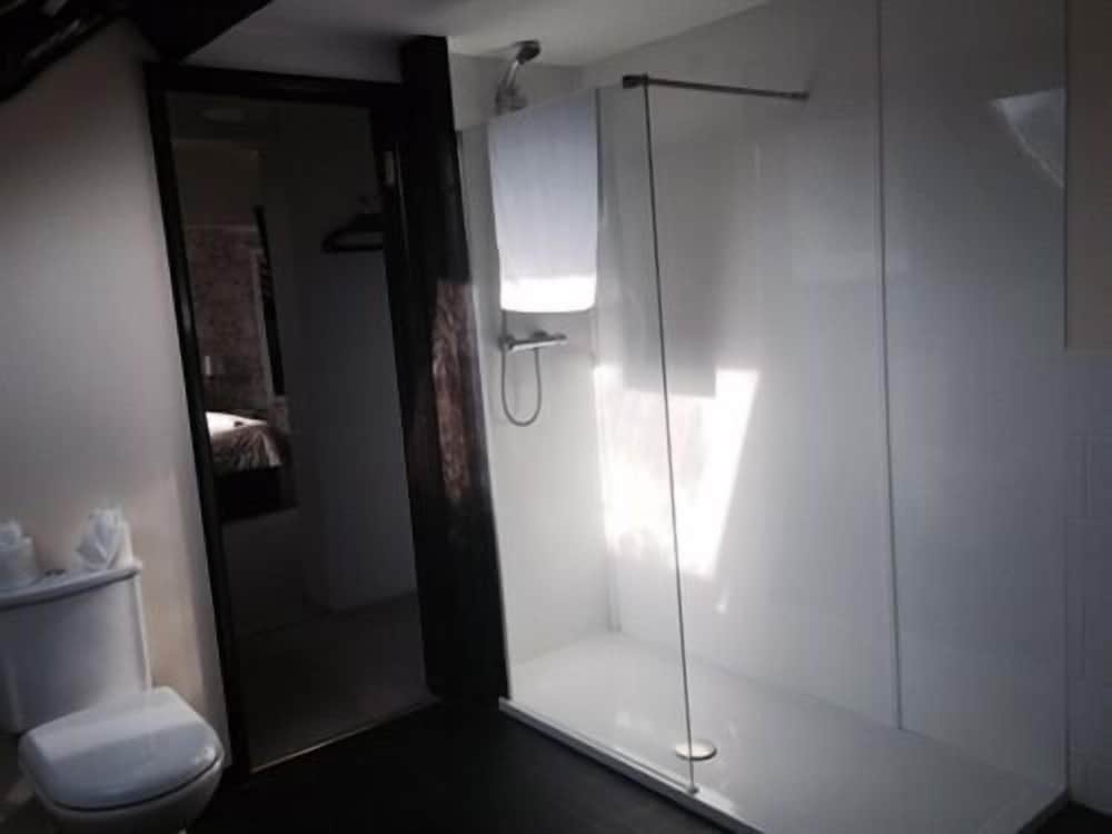 Suite, Ensuite photo 2