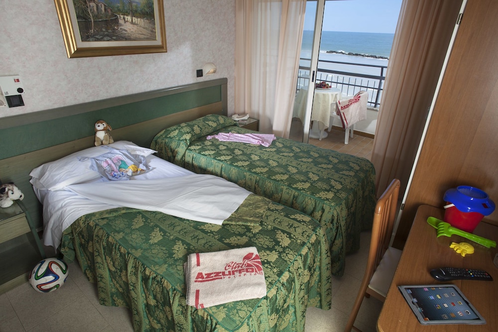 Room, Sea Facing (camera comunicante)