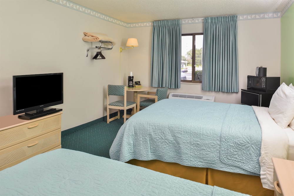 Room, 2 Queen Beds, Non Smoking - Photo 2