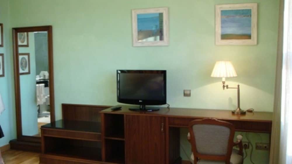 Classic Double Room Single Use photo 3
