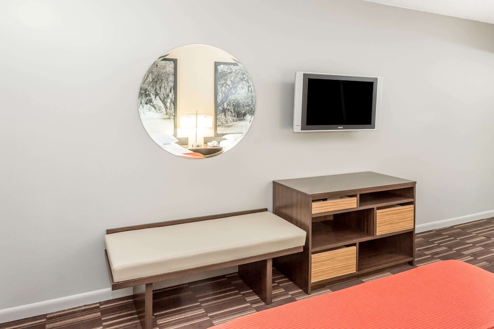 Room, 1 King Bed, Non Smoking (First Floor) photo 2